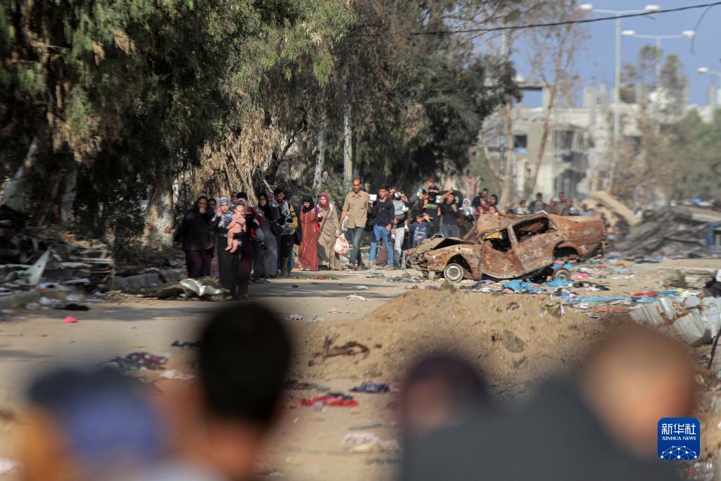 11月18日，在加沙地帶南部地區(qū)，巴勒斯坦人向南遷移。