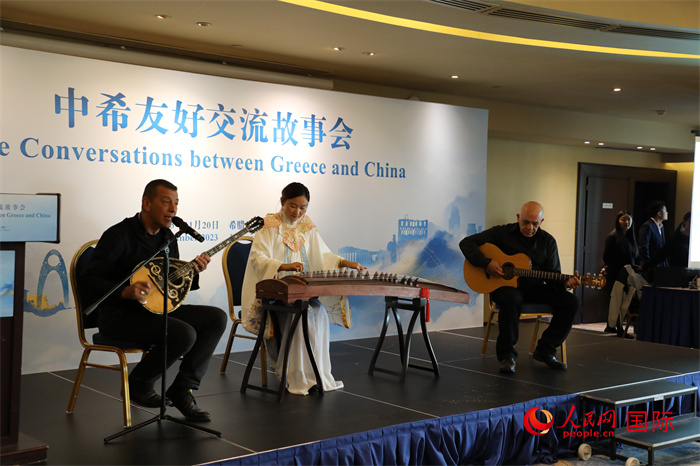 中希藝術家用古箏和布祖基琴演奏希臘著名歌曲《比雷埃夫斯的孩子》。   人民網(wǎng)記者 謝亞宏攝