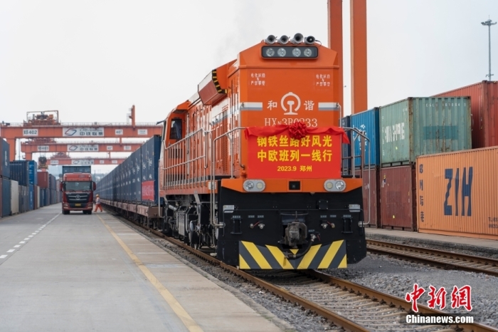 資料圖：河南鄭州，一列滿載貨物的中歐班列(鄭州)從中國鐵路鄭州局集團(tuán)有限公司圃田車站駛出，開往德國漢堡。<a target='_blank' href='/'><p  align=