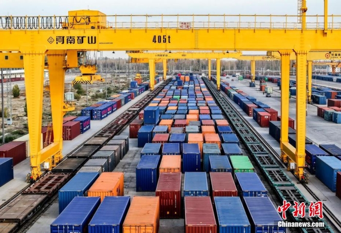 資料圖：霍爾果斯鐵路口岸有序排列的集裝箱。(無人機(jī)照片)<a target='_blank' href='/' ><p  align=