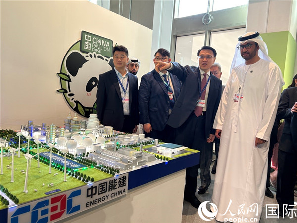 COP28主席蘇爾坦·賈比爾參觀中國(guó)角展示。人民網(wǎng)記者任皓宇攝
