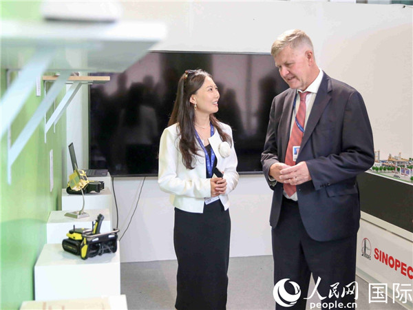 嘉賓參觀中國(guó)角展示。人民網(wǎng) 塔里克·易卜拉欣攝