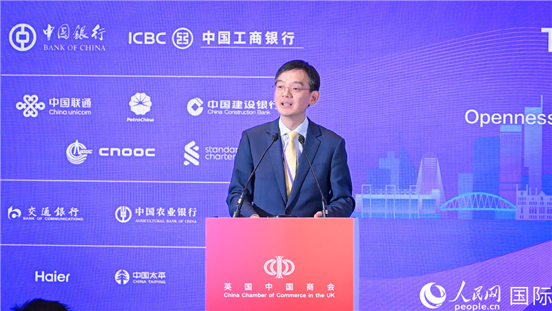 英國(guó)中國(guó)商會(huì)會(huì)長(zhǎng)、中國(guó)銀行倫敦分行行長(zhǎng)方文建 致歡迎辭。人民網(wǎng) 郭錦標(biāo)攝