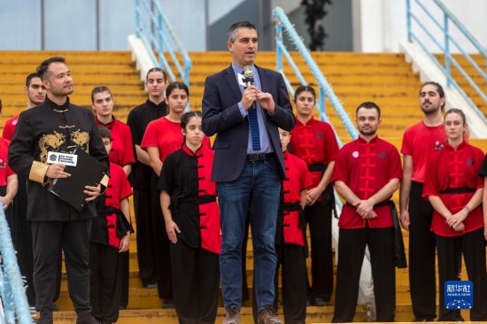 12月2日，希臘文化部副部長(zhǎng)赫里斯托斯·季馬斯（中）在希臘雅典圣誕劇場(chǎng)舉行的“中希國(guó)際戲劇節(jié)”開(kāi)幕式上講話。新華社發(fā)（馬里奧斯·羅洛斯攝）