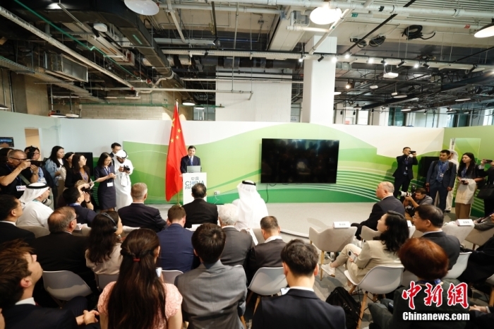 當(dāng)?shù)貢r(shí)間11月30日，《聯(lián)合國(guó)氣候變化框架公約》第28次締約方大會(huì)(COP28)中國(guó)角開(kāi)幕式暨“生態(tài)文明與美麗中國(guó)實(shí)踐”邊會(huì)在迪拜舉行。圖為中國(guó)生態(tài)環(huán)境部部長(zhǎng)黃潤(rùn)秋在邊會(huì)上發(fā)表致辭。<a target='_blank' href='/' _fcksavedurl='/'><p  align=