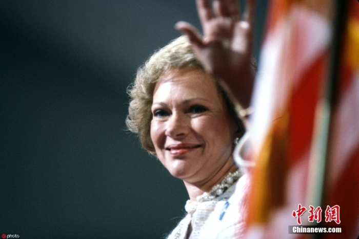 當(dāng)?shù)貢r(shí)間11月19日，卡特中心宣布，美國(guó)前第一夫人羅莎琳·卡特于當(dāng)天去世，享年96歲。根據(jù)卡特中心發(fā)布的聲明，在家人的陪伴下，羅莎琳·卡特在佐治亞州普萊恩斯的家中平靜地去世。卡特中心17日宣布，羅莎琳·卡特開始接受臨終關(guān)懷。圖為羅莎琳·卡特資料圖。圖/ICphoto