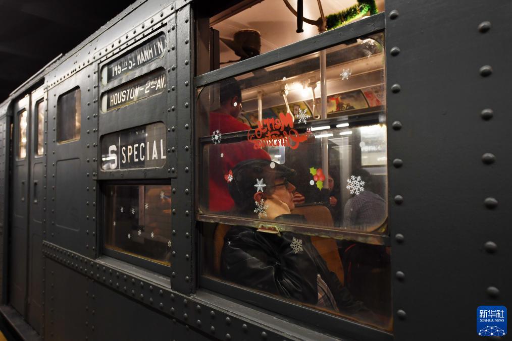 12月2日，在美國紐約，人們乘坐“懷舊地鐵”專列。新華社記者 李睿 攝