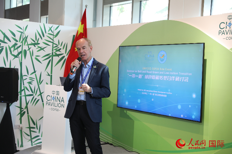 綠色聯(lián)盟聯(lián)合主席、世界自然基金會(huì)國(guó)際特使蘭博蒂尼在“一帶一路”綠色低碳轉(zhuǎn)型合作研討會(huì)上發(fā)言。人民網(wǎng)記者 張志文攝
