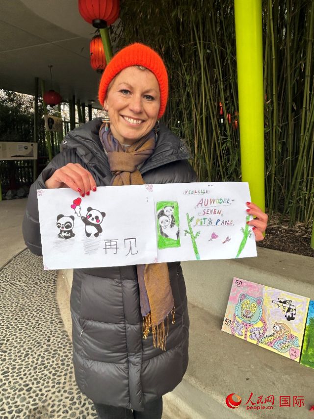 桑德拉和德國(guó)小朋友們的作品。右圖寫(xiě)著“祝福好運(yùn)，再見(jiàn) Pit和Paule（“夢(mèng)想”“夢(mèng)圓”的德語(yǔ)名字）”。人民網(wǎng)記者 徐馨攝