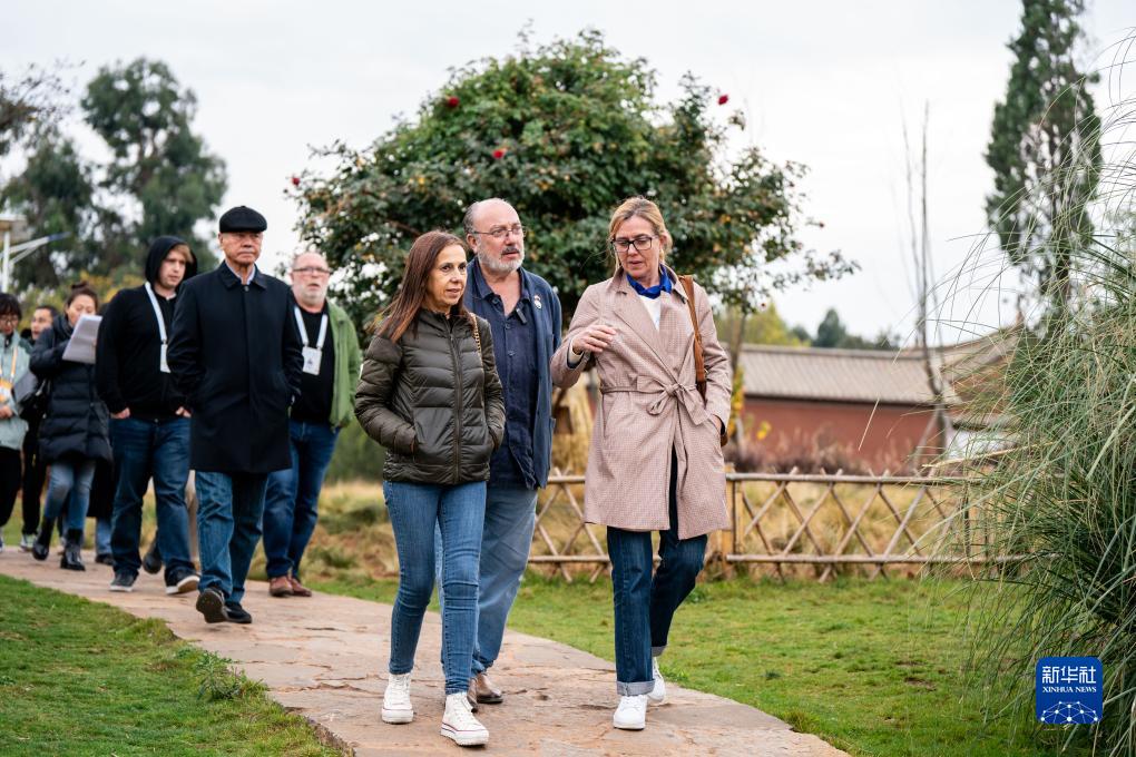 12月6日，世界媒體峰會(huì)參會(huì)代表在昆明市晉寧區(qū)小漁村參觀。新華社記者 胡超 攝