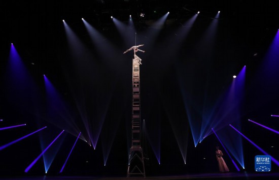 12月8日，演員在法國(guó)巴黎舉行的中國(guó)雜技“奇妙之夜”演出上表演《高椅》。新華社記者 高靜 攝