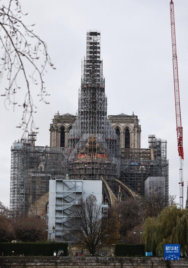 這是12月8日在法國(guó)巴黎拍攝的修復(fù)中的巴黎圣母院。新華社記者 高靜 攝