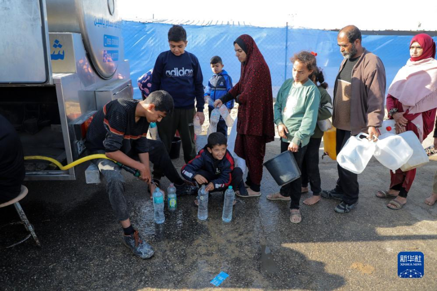 12月8日，在加沙地帶南部城市拉法一處臨時(shí)營(yíng)地內(nèi)，人們排隊(duì)打水。新華社發(fā)（里澤克·阿卜杜勒賈瓦德 攝）