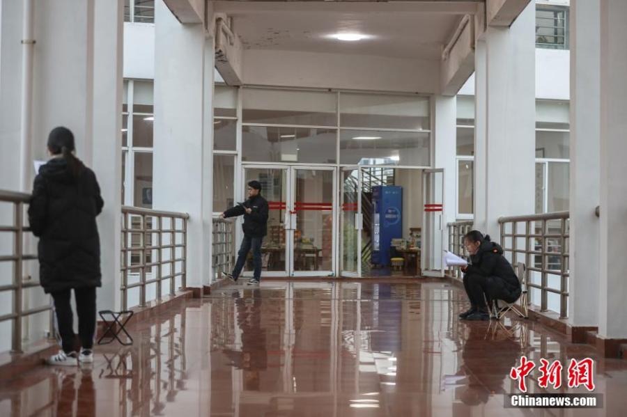 資料圖：幾位考研學(xué)生在南昌大學(xué)教學(xué)樓的天橋上復(fù)習(xí)備考。劉力鑫 攝