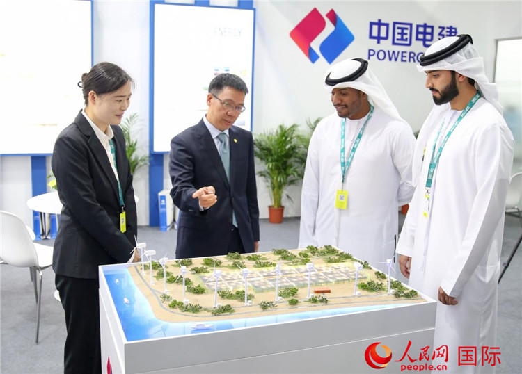 訪客在中國電建展臺(tái)參觀風(fēng)電項(xiàng)目沙盤。人民網(wǎng) 塔里克·易卜拉欣攝