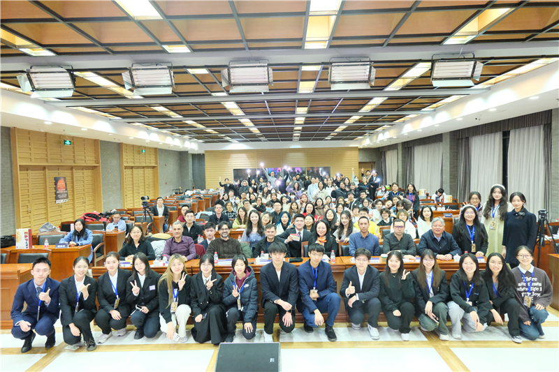 第八屆全國高校西班牙語配音大賽決賽現(xiàn)場合影。主辦方供圖