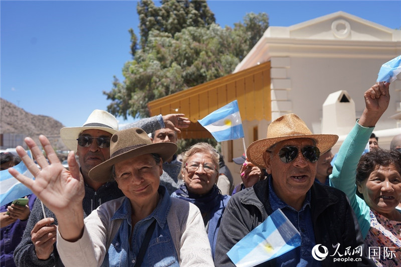 圖為當(dāng)?shù)孛癖娮园l(fā)舉行慶?；顒?。人民網(wǎng)記者 許放攝