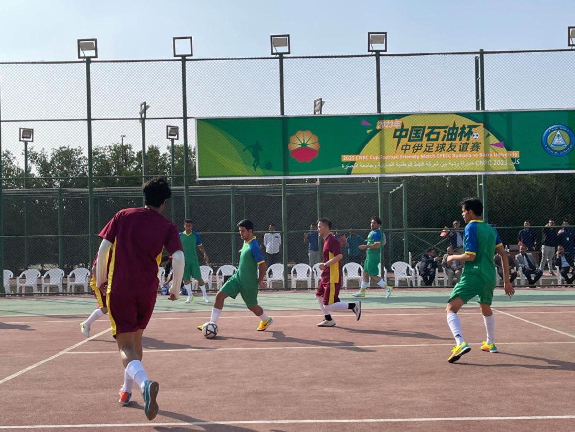 12月14日，中國石油（伊拉克）魯邁拉片區(qū)舉辦公共開放日和足球友誼賽。中國石油工程建設(shè)有限公司魯邁拉項(xiàng)目代表隊(duì)與巴士拉大學(xué)代表隊(duì)進(jìn)行了比賽，巴士拉大學(xué)代表隊(duì)獲勝。文學(xué)軍攝