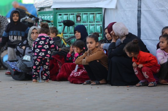 這是12月3日在加沙地帶代爾拜拉赫一家醫(yī)院拍攝的流離失所的巴勒斯坦人。新華社發(fā)