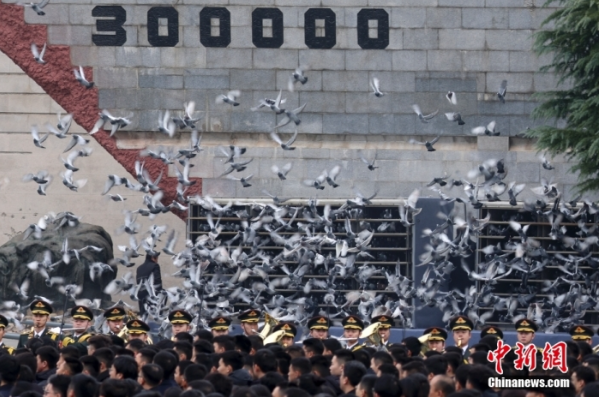 12月13日是第十個南京大屠殺死難者國家公祭日。當天上午，南京大屠殺死難者國家公祭儀式在侵華日軍南京大屠殺遇難同胞紀念館舉行。圖為國家公祭儀式現(xiàn)場。中新社記者 泱波 攝