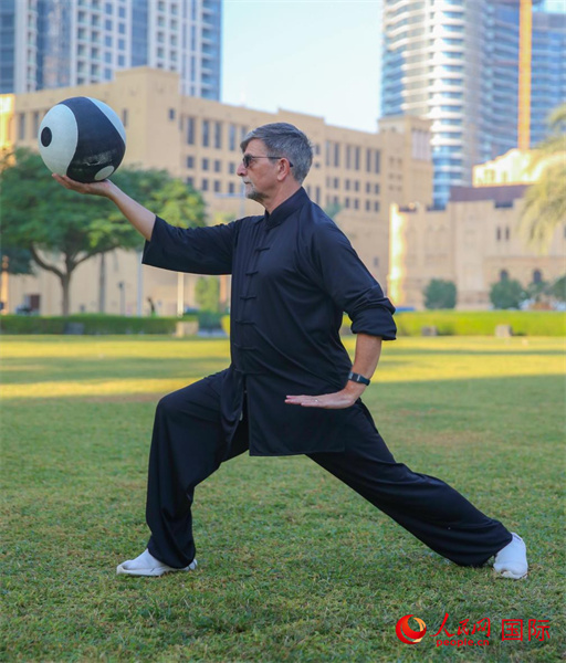 羅伯特在練習(xí)太極球。人民網(wǎng) 塔里克·易卜拉欣攝