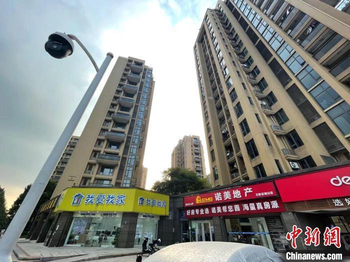 多家房地產(chǎn)中介。 蘇婷 攝