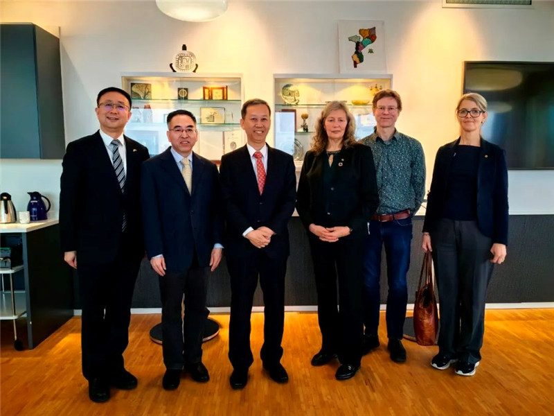 中國(guó)駐瑞典大使崔愛民（左三）會(huì)見瑞典農(nóng)業(yè)大學(xué)校長(zhǎng)薇迪（左四）。中國(guó)駐瑞典大使館供圖。