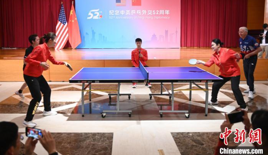 當?shù)貢r間12月13日，中國駐美使館在華盛頓舉辦慶?；顒蛹o念中美乒乓外交52周年。圖為丁寧、劉偉、戴爾等中美運動員上演混雙表演賽。中新社記者 陳孟統(tǒng) 攝