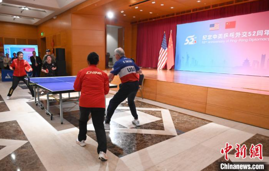 當?shù)貢r間12月13日，中國駐美使館在華盛頓舉辦慶祝活動紀念中美乒乓外交52周年。圖為丁寧、劉偉、戴爾等中美運動員上演混雙表演賽。中新社記者 陳孟統(tǒng) 攝