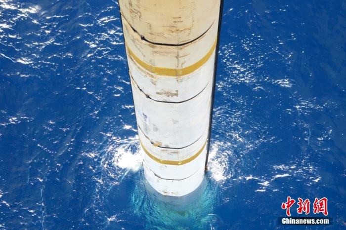 鉆井平臺(tái)上伸入海中的設(shè)備。<a target='_blank' href='/' _fcksavedurl='/' ><p  align=