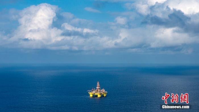 遠(yuǎn)眺中國(guó)海油982鉆井平臺(tái)。<a target='_blank' href='/' _fcksavedurl='/' ><p  align=