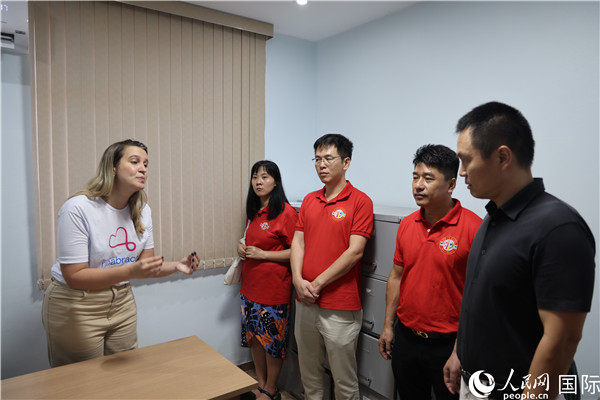 王尉育等人參觀并了解協(xié)會活動場所及設(shè)施。人民網(wǎng)記者 時元皓攝