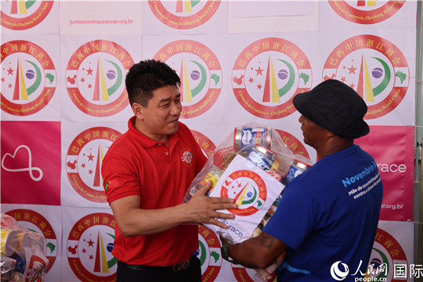 鄭俠茂向癌癥患者捐贈食品籃。人民網(wǎng)記者 時元皓攝