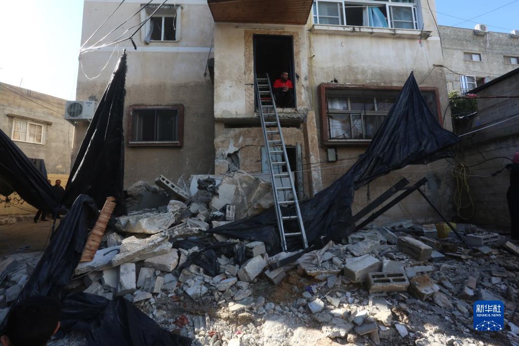 12月17日，在約旦河西岸城市圖勒凱爾姆附近的一處難民營(yíng)，人們查看在沖突中損毀的房屋。新華社發(fā)（尼達(dá)爾·艾仕塔耶?dāng)z）