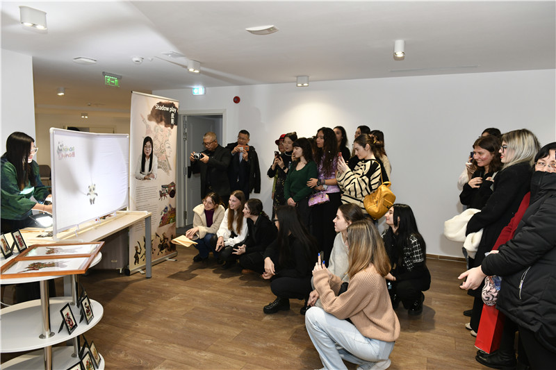 圖為觀眾欣賞帶有“你好中國”標識的皮影展示。 布加勒斯特中國文化中心供圖。