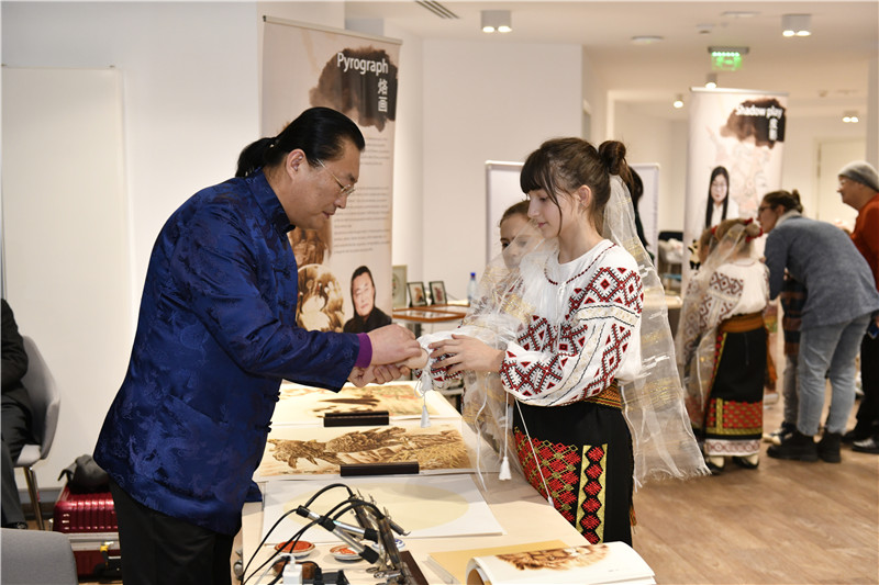 圖為羅馬尼亞小學生在現(xiàn)場體驗烙畫。 布加勒斯特中國文化中心供圖