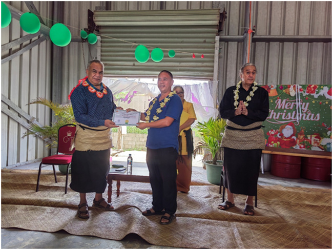 湯加農林食品部部長佛赫為唐匯勇組長頒發(fā)獎狀和獎金。援湯加第六期農業(yè)技術援助項目組供圖