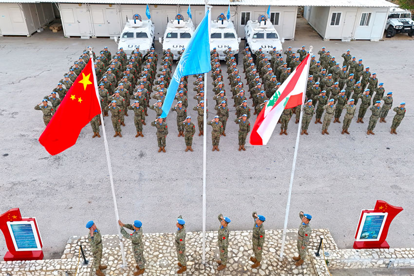 1月1日，中國第22批赴黎巴嫩維和官兵們舉行升旗儀式。胡光明攝