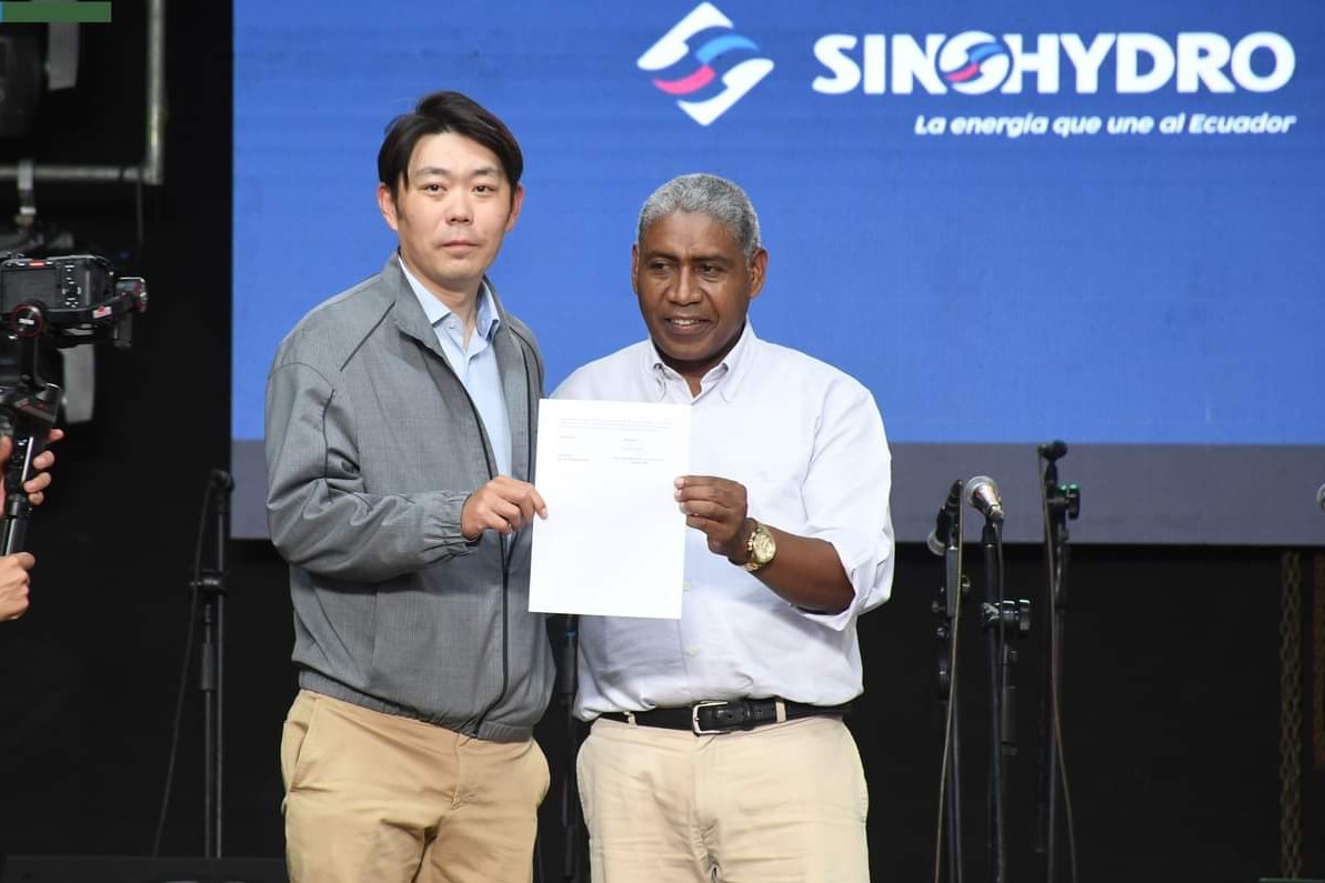 中國(guó)電建厄瓜多爾國(guó)別代表白納（左）代表中國(guó)電建向厄瓜多爾埃爾查科市康復(fù)中心捐贈(zèng)了一批康復(fù)器材，埃爾查科市市長(zhǎng)奧斯卡·德拉克魯斯·卡瓦蒂霍（右）對(duì)中國(guó)企業(yè)的善舉表示感謝。中國(guó)電建厄瓜多爾代表處供圖