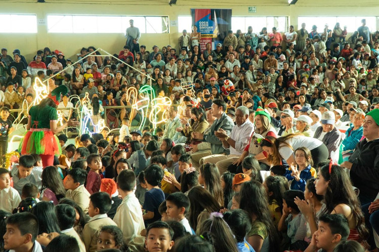 捐贈(zèng)儀式在埃爾查科市中心的體育館舉行。中國(guó)電建厄瓜多爾代表處提供圖