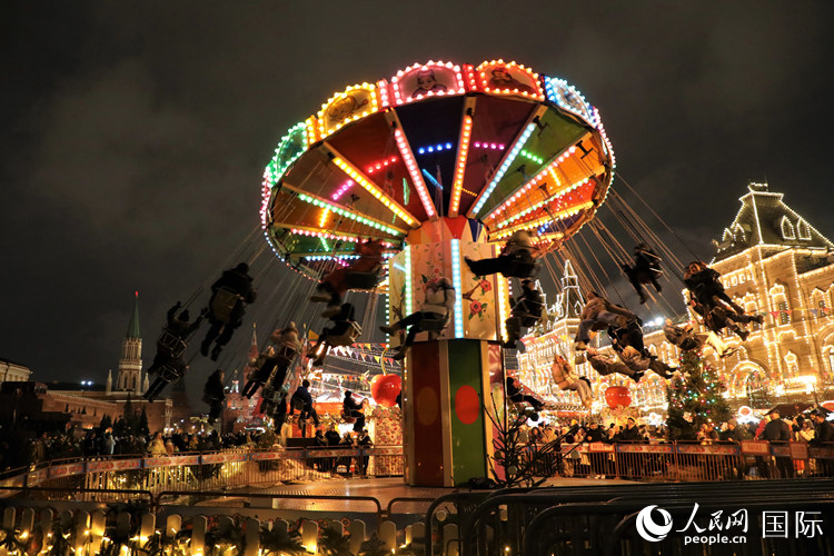 位于莫斯科紅場(chǎng)中央的“古姆”新年集市。人民網(wǎng)記者 隋鑫攝