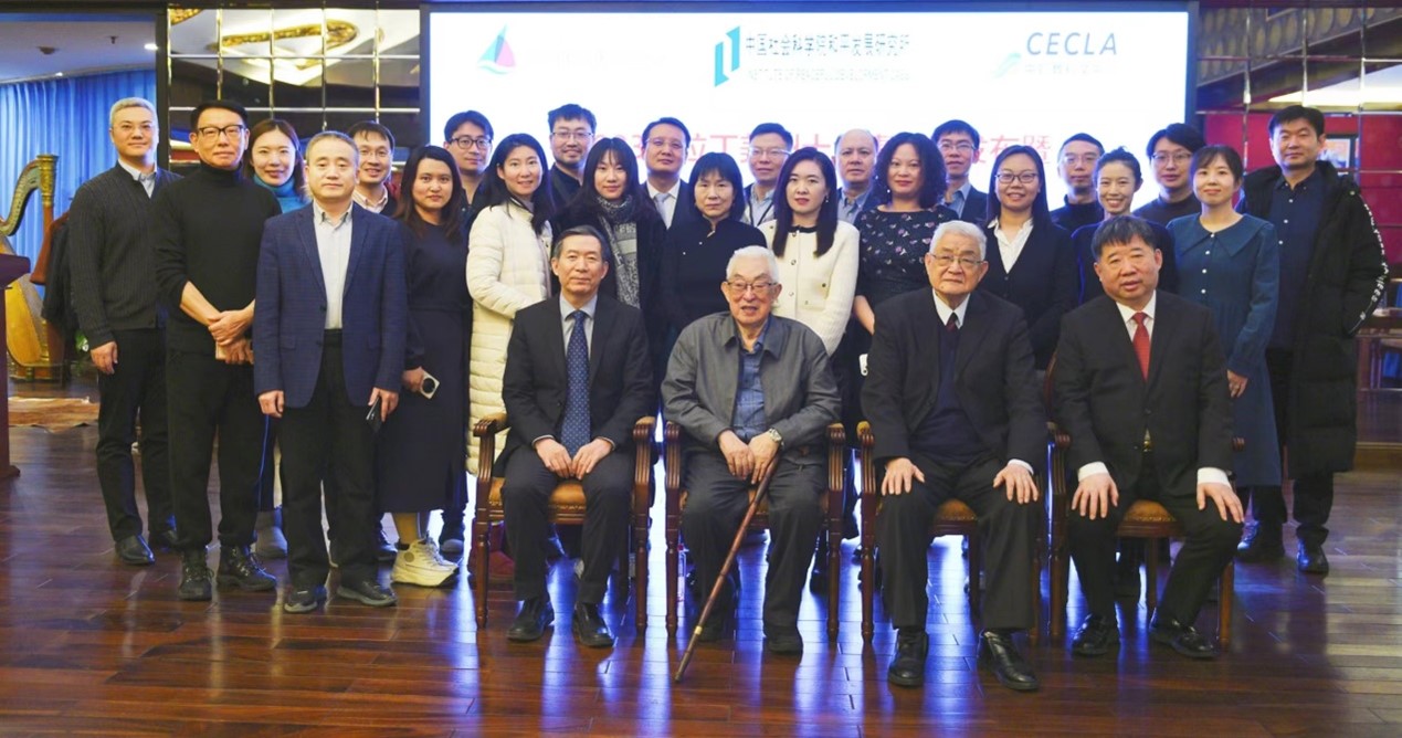 與會(huì)專家學(xué)者舉行合影。主辦方供圖