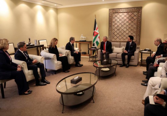 1月7日，約旦國(guó)王阿卜杜拉二世（中右）在安曼會(huì)見(jiàn)到訪的美國(guó)國(guó)務(wù)卿布林肯（中左）。新華社發(fā)（約旦王宮供圖）