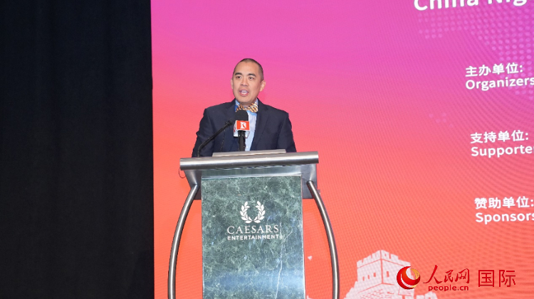 內(nèi)華達(dá)州副州長(zhǎng)辦公室幕僚長(zhǎng)魯?shù)稀づ撩鲌D安在論壇致辭。人民網(wǎng)記者 鄧圩攝