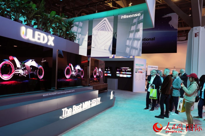 海信在此次展會(huì)上推出ULED X系列電視110UX，是全球首臺(tái)4萬(wàn)+分區(qū)MiniLED電視，斬獲2024年美國(guó)消費(fèi)電子展創(chuàng)新獎(jiǎng)。人民網(wǎng)記者 李志偉攝