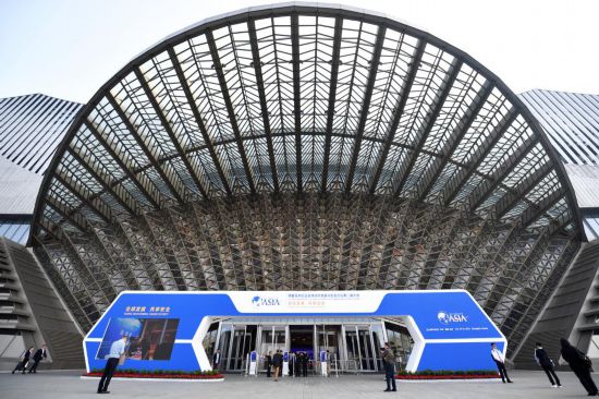 2023年10月30日，參會(huì)嘉賓步入長(zhǎng)沙國(guó)際會(huì)議中心。當(dāng)日，以“全球發(fā)展 共享安全”為主題的博鰲亞洲論壇全球經(jīng)濟(jì)發(fā)展與安全論壇第二屆大會(huì)在湖南長(zhǎng)沙開(kāi)幕。新華社記者 陳振海 攝