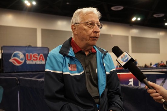 2023年12月16日，中美“乒乓外交”親歷者戴爾·斯威里斯在2023年美國乒乓球公開賽老年組比賽間隙接受新華社記者專訪。