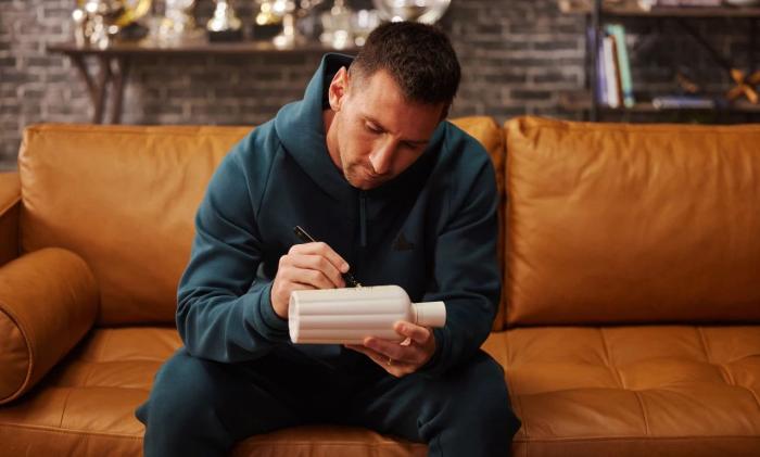 2023年10月，赤水河酒曬出的梅西為赤水河酒酒瓶簽名照片。 截圖自