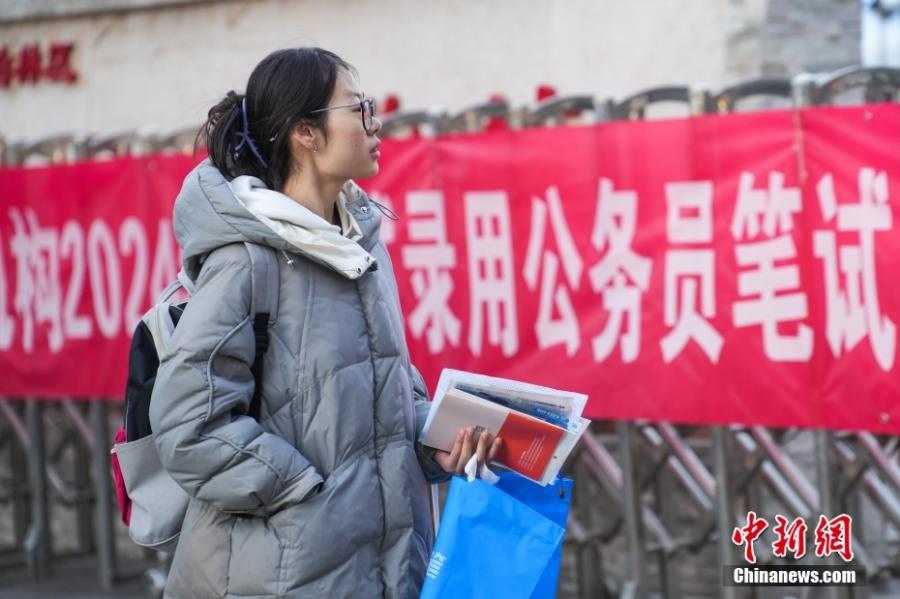 2023年11月26日，山西省太原市，考生步入考場(chǎng)。當(dāng)日，中央機(jī)關(guān)及其直屬機(jī)構(gòu)2024年度考試錄用公務(wù)員公共科目筆試舉行。<a target='_blank' href='/'><p  align=