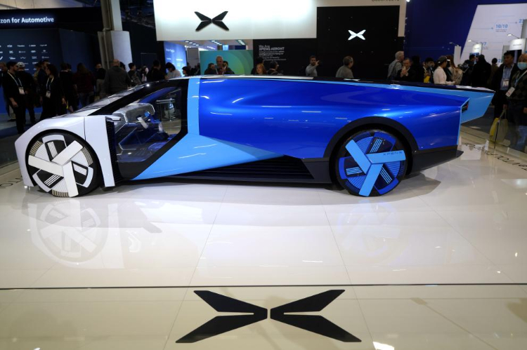 1月11日，人們在美國拉斯維加斯消費電子展小鵬公司展臺觀看電動飛行汽車Aeroht。新華社記者吳曉凌攝